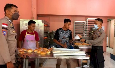 Cegah-Penyebaran-Varian-Omicron,-Satgas-Binmas-Ops-Aman-Nusa-Turangga-Bagi-Bagi-Masker-kepada-Masyarakat