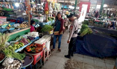 Sambangi-Pasar-Oebobo,-Tim-Subsatgas-Brimob-Ops-Aman-Nusa-II-Turangga-Polda-NTT-Ingatkan-Masyarakat-Disiplin-Prokes