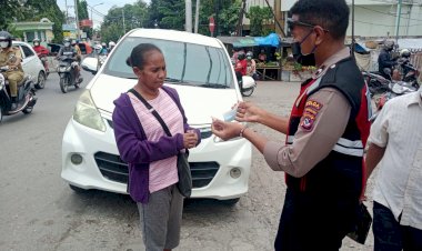 Gelar-Patroli-di-Pusat-Keramaian-Kota,-Personel-Ops-Aman-Nusa-II-Turangga-Bagi-Bagi-Masker