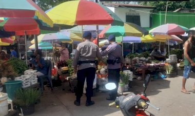 Personel-Satgas-V-Ops-Aman-Nusa-Turangga,-Sambangi-Pasar-Pasar-Beri-Imbauan-Prokes