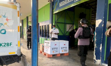 Personel-Polda-NTT-Kawal-Ketat-Kedatangan-3.800-Vial-Vaksin-Pfizer-di-Kupang-yang-Didistribusikan-oleh-Pemerintah-Pusat