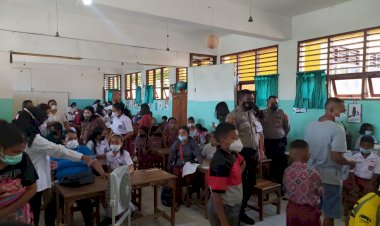 Vaksinasi-di-SD-Bertingkat-Kelapa-Lima-2-Kota-Kupang,-Tim-Subsatgas-3-Ops-Aman-Nusa-II-Turangga-2022-Polda-NTT-Gelar-Pengamanan