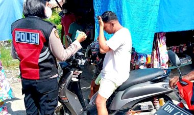 Selain-Beri-Edukasi-Prokes,-Satgas-III-Ops-Aman-Nusa-II-Turangga-2022-Bagi-Bagi-Masker-di-Pasar