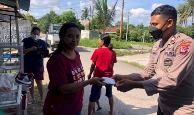 Minimalisir-Penyebaran-Covid-19,-Satgas-Binmas-Ops-Aman-Nusa-Turangga-2022-Bagi-Bagi-Masker-di-Pasar