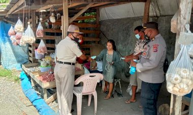 Wujud-Pencegahan-Covid-19,-Anggota-Subditbintibsos-Ditbinmas-Polda-NTT-Bagi-Masker-Hingga-Imbauan-Vaksin-Bagi-Warga