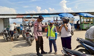 Beri-imbauan-Taat-Prokes,-Satgas-V-Brimob-Ops-Aman-Nusa-Turangga-Datangi-Pasar