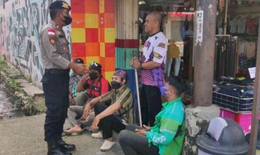 Pastikan-Kepatuhan-Akan-Prokes,-Personel-Satgas-3-Ops-Aman-Nusa-II-Polda-NTT-Imbau-Prokes-dan-Bagi-Masker