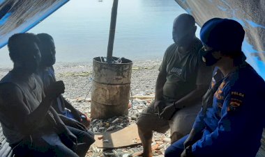 Patroli-Pesisir-di-Wilayah-Lembata,-Ini-yang-Disampaikan-Personel-Ditpolairud-Polda-NTT-Kepada-Warga