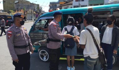 Selain-Bagi-Bagi-Masker,-Satgas-Brimob-Ops-Aman-Nusa-Turangga-Ajak-Masyarakat-Ikut-Vaksinasi