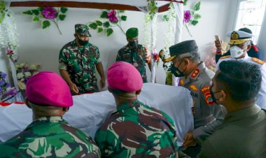 Tiba-di-Kupang,-Kapolda-NTT-ikut-Usung-Peti-Jenazah-Almarhum-Praka-Marinir-Wilson-Anderson-Here