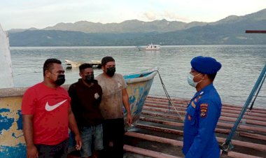 Patroli-Pembinaan-di-Wilayah-Pesisir-Flotim,-Personel-Ditpolairud-Polda-NTT-Ingatkan-Warga-Waspadai-Cuaca-Buruk-Saat-Berlayar