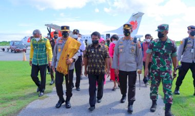 Tiba-di-Tambolaka,-Kapolda-NTT-Disambut-Forkopimda-Sumba-Barat-Daya