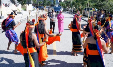 Tiba-di-Polres-Sumba-Barat,-Kapolda-dan-Ketua-Bhayangkari-Daerah-NTT-Disambut-Dengan-Dua-Tarian-Adat