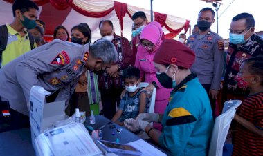 Tinjau-Vaksinasi-di-Polres-Sumba-Barat,-Kapolda-NTT-Mengaku-Bangga-Melihat-Antusiasme-Masyarakat-Mendapatkan-Vaksin