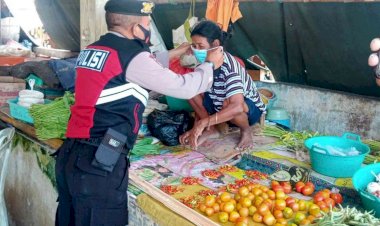 Tegakan-Prokes,-Satgas-III-OAN-Turangga-Sambangi-Pasar