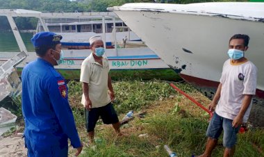 Antisipasi-Penyebaran-Virus-di-Daerah-Pesisir,-Personel-Ditpolairud-Polda-NTT-Ingatkan-Warga-Kota-Kupang-Gunakan-Masker-Saat-Beraktivitas