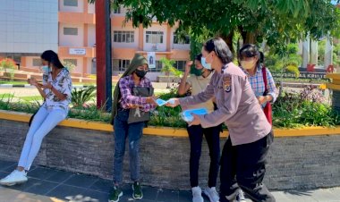 Intensifkan-Pembagian-Masker,-Cara-Polwan-Ditbinmas-Polda-NTT-ini-Edukasi-Prokes-Kepada-Masyarakat