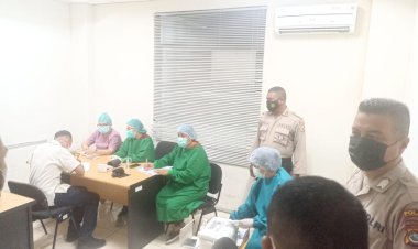 Pengamanan-Vaksinasi-di-sejumlah-Gerai-di-Kota-Kupang,-Subsatgas-3-Ops-Aman-Nusa-II-Turangga-Ingatkan-Prokes-kepada-Warga