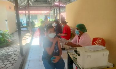 Percepat-Herd-Immunity,-Puluhan-Masyarakat-Antusias-Jalani-Vaksin-Covid-19-di-RS-Bhayangkara-Kupang