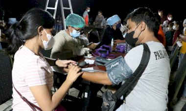 Akselerasi-Vaksinasi-di-Bulan-Ramadhan,-Biddokkes-Polda-NTT-Gelar-Vaksinasi-di-Malam-Hari