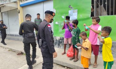Tegakan-Disiplin-Prokes,-Satgas-Brimob-OAN-Turangga-Sosialisasi-di-Pasar-Kasih-Naikoten-I-Kota-Kupang