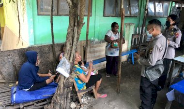 Sosialisasi-Hingga-Bagi-Masker,-Tim-Satgas-Binmas-Ops-Aman-Nusa-II-Sambangi-Pemukiman-Warga-dan-PKL