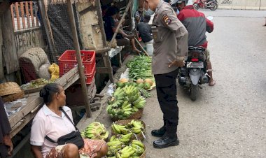 Sosialisasi-dan-Imbauan-Tentang-Prokes,-Tim-Satgas-Binmas-Ops-Aman-Nusa-II-Turangga-Sambangi-Pedagang-Pasar-Kasih-Naikoten