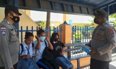 Perkuat-Prokes-di-Tengah-Munculnya-Varian-Omicron,-Anggota-Ditbinmas-Polda-NTT-Edukasi-dan-Bagikan-Masker-Kepada-Pedagang-dan-Pelajar