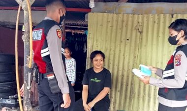 Patroli-Dialogis-di-Kota-Kupang,-Anggota-Ditsamapta-Polda-NTT-Ingatkan-Prokes-dan-Bagikan-Masker-Gratis