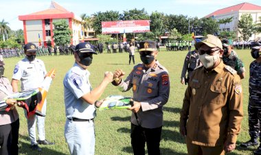 Dukung-Operasi-Ketupat-Turangga-2022,-PT.-Jasa-Raharja-Cabang-NTT-Serahkan-Bantuan-Perlengkapan-Keselamatan-Kepada-Polda-NTT