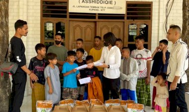 Menyambut-Hari-Raya-Idul-Fitri-1443-H,-Jajaran-Ditreskrimsus-Polda-NTT-Beri-Santunan-Puluhan-Anak-Santri