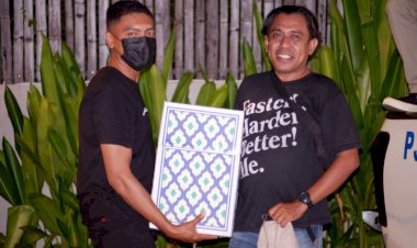 Jelang-Hari-Raya-Idul-Fitri-1443-H,-Kapolda-NTT-Bagi-Bingkisan-kepada-Wartawan-Desk-Polda-NTT