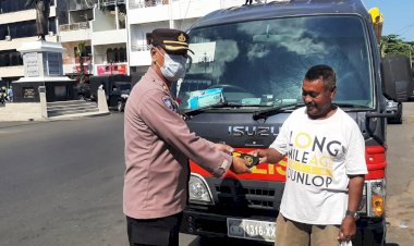 Ingatkan-Prokes,-Anggota-Ditbinmas-Polda-NTT-Bagikan-Masker-kepada-Warga