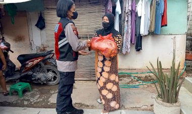 Berbagi-Kasih,-Srikandi-Ditsamapta-Polda-NTT-Berikan-Bingkisan-Idul-Fitri-kepada-Warga-Kampung-Solor