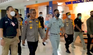 Kapolda-NTT-Tinjau-Pos-Terpadu-Ops-Ketupat-dan-Aktifitas-Penumpang-di-Bandara-El-Tari-Kupang