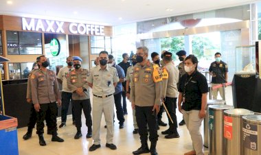 Pastikan-Aman-dan-Nyaman-Jelang-Idul-Fitri-1443-H,-Kapolda-NTT-Meninjau-Aktifitas-Masyarakat-di-Lippo-Plaza-Kupang