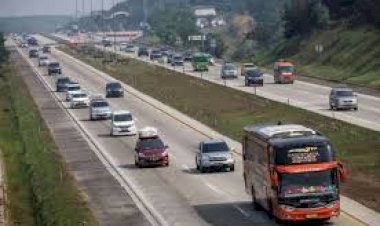 Warga-Apresiasi-Polisi-Terapkan-One-Way-Saat-Arus-Mudik:-Aman,-Nyaman-dan-Lancar