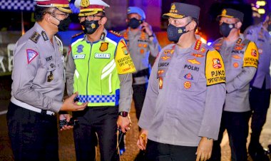 Kapolri-Tinjau-Langsung-Tol-Cikampek,-Pastikan-One-Way-Contraflow-Berjalan-Lancar