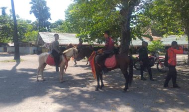 Di-Hari-Terakhir-Libur-Lebaran,-Personel-Subsatgas-Satwa-Ops-Ketupat-Turangga-2022-Patroli-Berkuda-Ke-Pantai-Lasiana