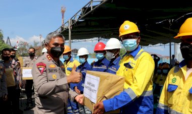 Peringati-Hari-Buruh-Nasional,-Kapolda-NTT-Beri-Bantuan-Sosial-kepada-Para-TKBM-Pelabuhan-Tenau-Kupang