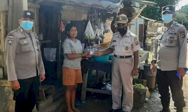 Bagi-Masker-Gratis-dan-Beri-Pesan-Kamtibmas,-Anggota-Ditbinmas-Polda-NTT-Sambangi-Para-PKL