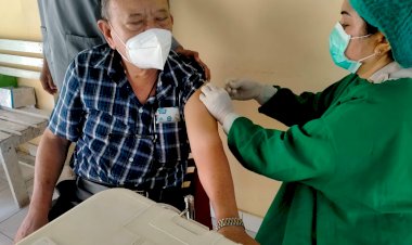 Tim-Nakes-RSB-Titus-Uly-Kupang-Giatkan-Pelayanan-Vaksinasi-Bagi-Masyarakat-Kota-Kupang