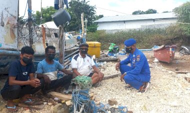 Patroli-Pembinaan-di-Wilayah-Pesisir-Kota-Kupang,-Personel-Ditpolairud-Polda-NTT-Ingatkan-Warga-Waspadai-Cuaca-Buruk-Saat-Melaut