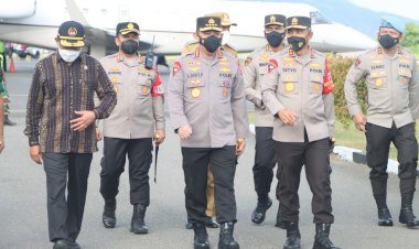 Tiba-di-Bandara-H.-Hasan-Aroeboesman-Ende,-Kapolri-Disambut-Hangat-Kapolda-NTT