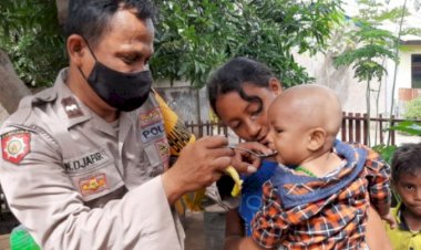 Jelang-Hari-Bhayangkara-ke-76,-Bhabinkamtibmas-Polsek-Alok-Timur-Lakukan-Pengawasan-dan-Pemberian-Makanan-kepada-Bayi-Stunting