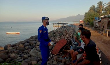Jaga-Kamtibmas-di-Daerah-Pesisir,-Personel-Ditpolairud-Polda-NTT-Beri-Imbau-Humanis-kepada-Nelayan-Sumba-Timur
