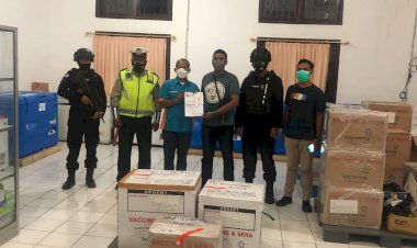 Personel-Gabungan-Polda-NTT-Kawal-Ketat-Kedatangan-3-Koli-Vaksin-Pfizer-Dari-Pemerintah-Pusat