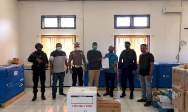 Personel-Polda-NTT-Kawal-Ketat-Kedatangan-Satu-Koli-Vaksin--Pfizer