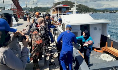 Aksi-Heroik,-Personel-Ditpolairud-Polda-NTT-Bantu-Persalinan-Seorang-Ibu-di-Atas-Kapal-Patroli-Polisi