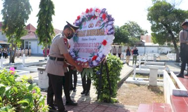 Dalam-Rangka-Hari-Bhayangkara-ke-76,-Polda-NTT-Gelar-Ziarah-Rombongan-ke-TMP-Dharmaloka-Kupang